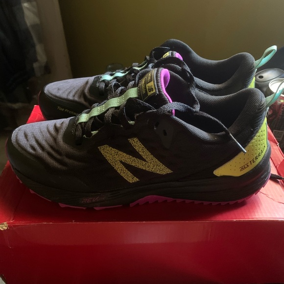 A pair of New Balance trail running sneakers, size 7 1/2 - Picture 2 of 5